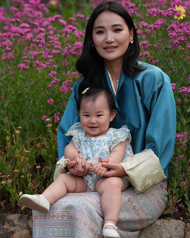 34岁不丹王后怀抱女儿庆生，肉嘟嘟的小公主很可爱，爱犬首次露面（组图） - 1