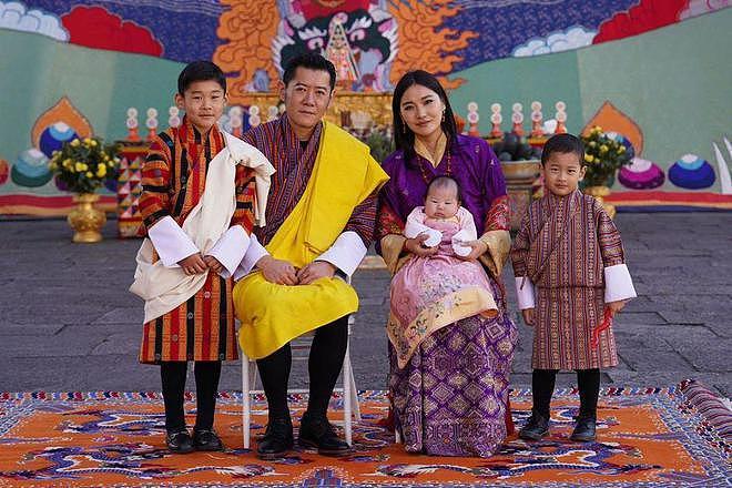34岁不丹王后怀抱女儿庆生，肉嘟嘟的小公主很可爱，爱犬首次露面（组图） - 4