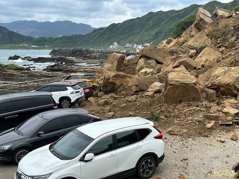 骇人画面视频曝！台湾基隆潮境公园入口“半片山”土石崩落！10车被波及2人一度被困受伤送院（视频/组图） - 4