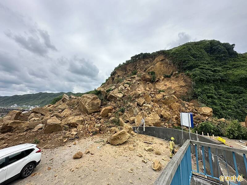 骇人画面视频曝！台湾基隆潮境公园入口“半片山”土石崩落！10车被波及2人一度被困受伤送院（视频/组图） - 3
