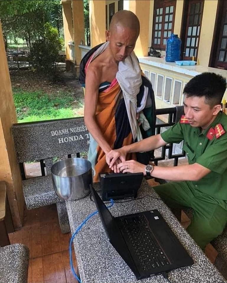 越南“僧侣”苦行1500公里变网络红人，粉丝跟随热到中暑亡（组图） - 11