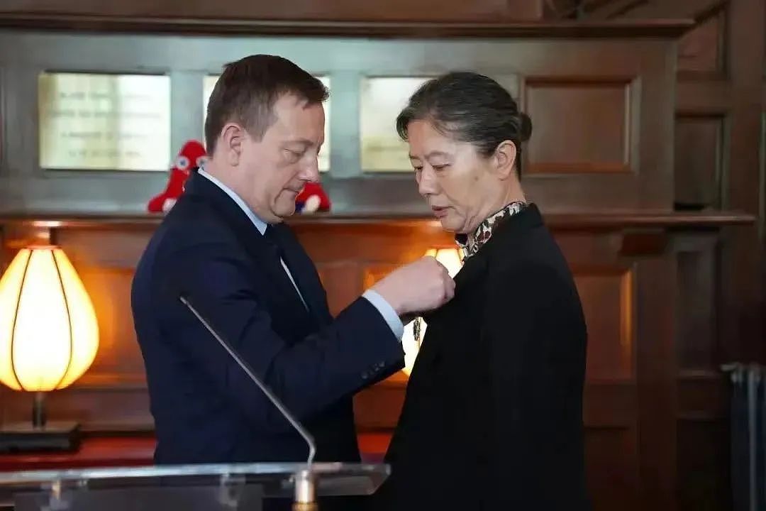 一个中国女人，戴上法国最高荣誉勋章（组图） - 1