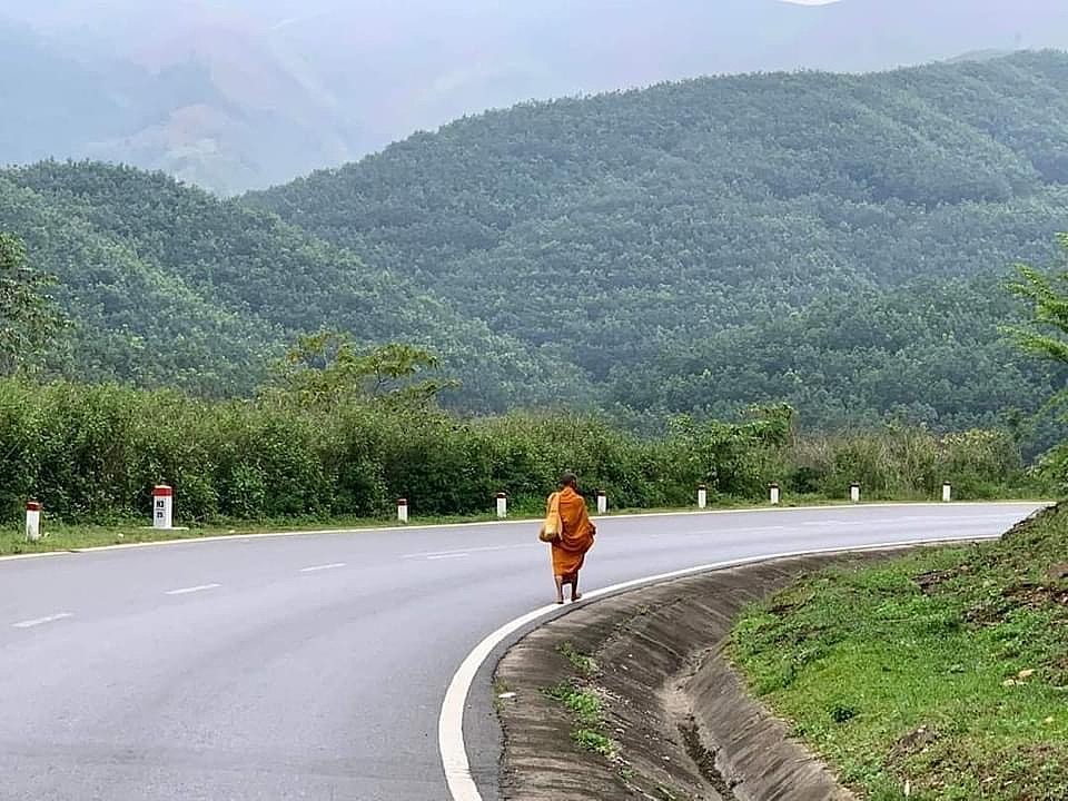 越南“僧侣”苦行1500公里变网络红人，粉丝跟随热到中暑亡（组图） - 3
