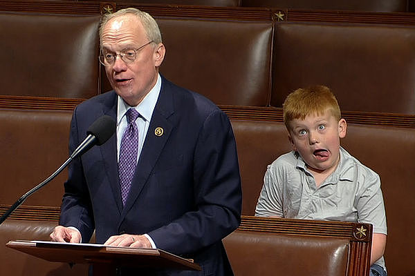 太抢镜！美议员老爸国会认真演说，6岁儿在后面“狂做鬼脸”爆红（视频/图） - 1