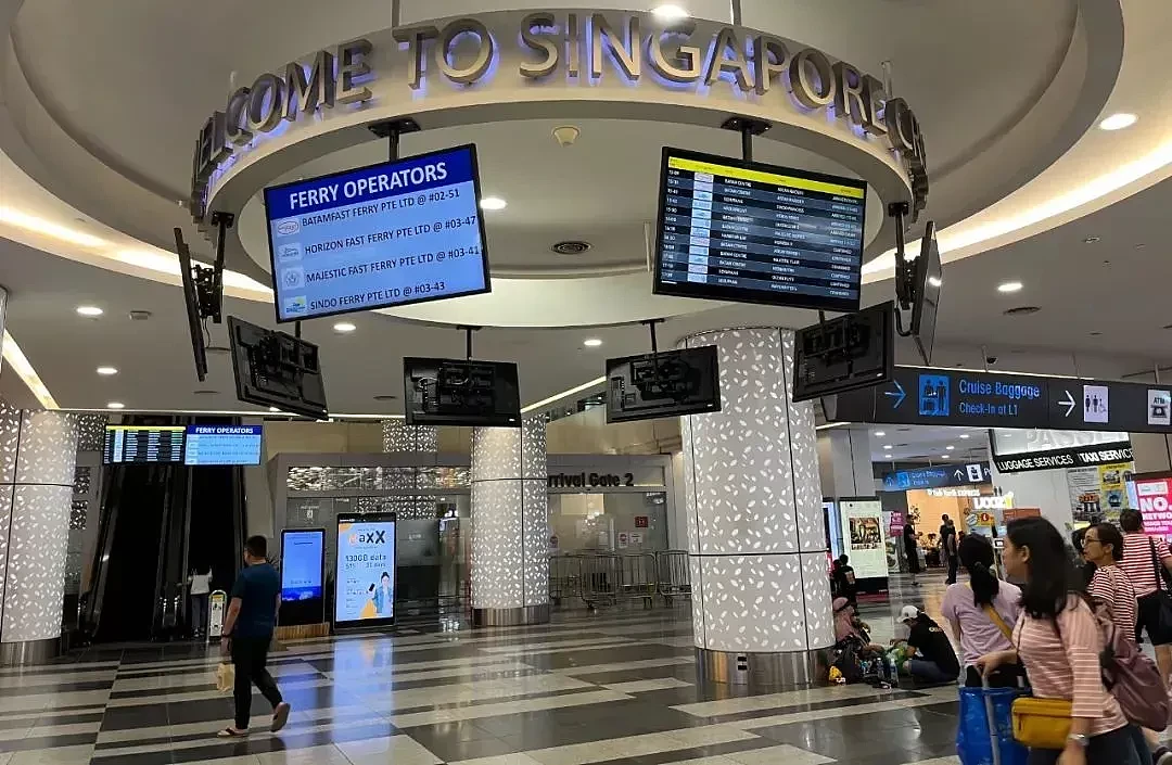 33岁中国女子扮22岁学生陪游新加坡，用假护照被捕（图） - 1
