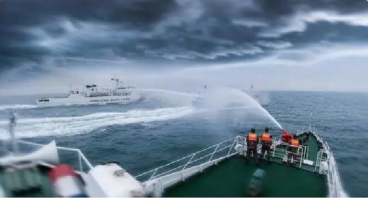 中国44船包围菲2舰！专家：北京最快10天将“出手”（组图） - 5