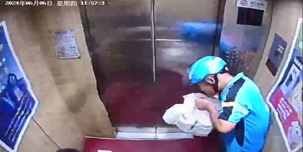 外卖员电梯内疑似两次向餐袋吐口水视频流出，律师：涉嫌寻衅滋事（视频/组图） - 1