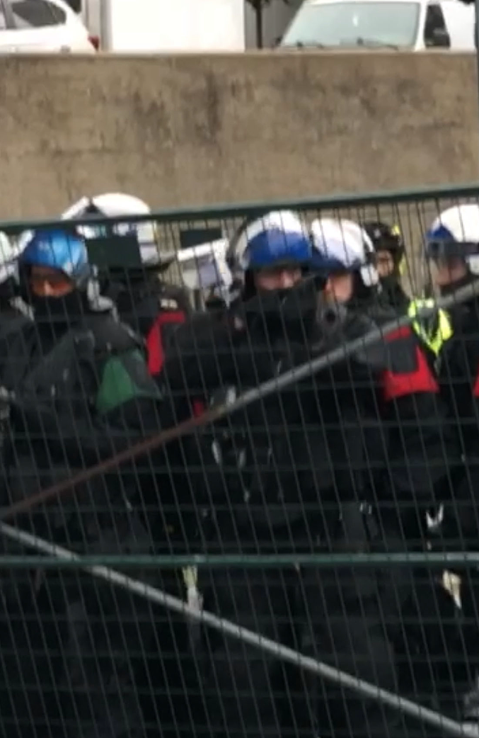 乱了！多个大学抗议爆冲突：警民互掷石头催泪弹，人群逃窜，17人被捕（组图） - 16