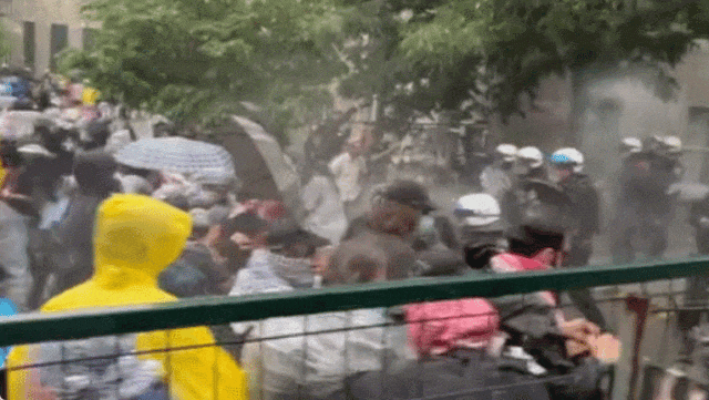 乱了！多个大学抗议爆冲突：警民互掷石头催泪弹，人群逃窜，17人被捕（组图） - 10