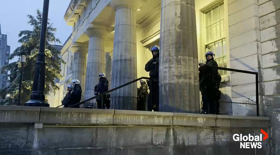 乱了！多个大学抗议爆冲突：警民互掷石头催泪弹，人群逃窜，17人被捕（组图） - 7