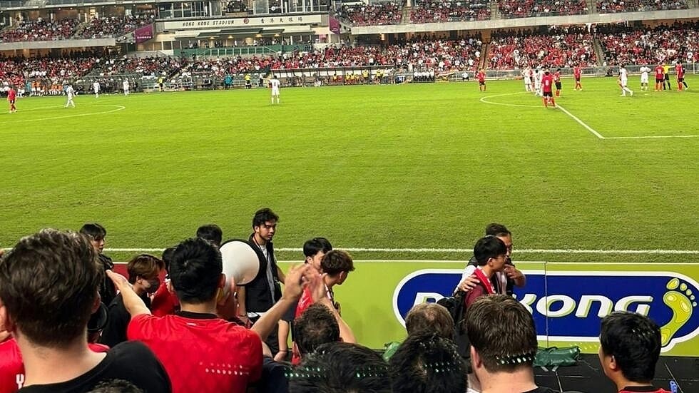“背向球场未起立” 多名香港球迷被指侮辱国歌，被当场逮捕（组图） - 1