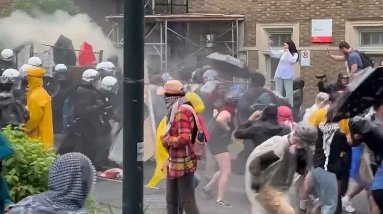 乱了！多个大学抗议爆冲突：警民互掷石头催泪弹，人群逃窜，17人被捕（组图） - 2