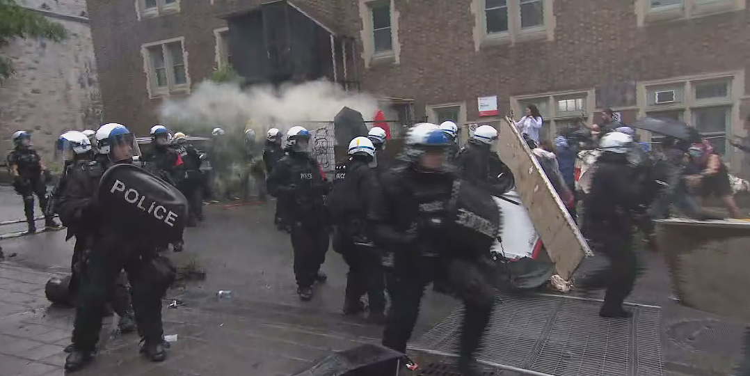 乱了！多个大学抗议爆冲突：警民互掷石头催泪弹，人群逃窜，17人被捕（组图） - 17