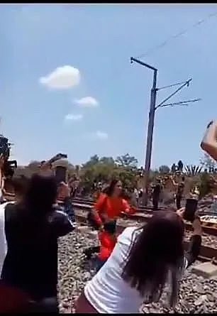 惊悚！女子为自拍，遭火车撞死，瞬间毙命，视频记录恐怖一刻（视频/组图） - 3