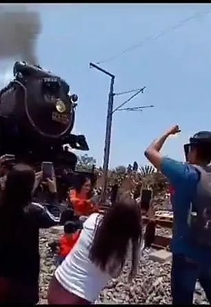惊悚！女子为自拍，遭火车撞死，瞬间毙命，视频记录恐怖一刻（视频/组图） - 5