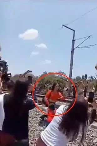 惊悚！女子为自拍，遭火车撞死，瞬间毙命，视频记录恐怖一刻（视频/组图） - 2