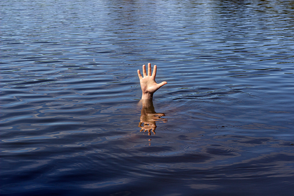 19岁男溺水呼救遭“旁观溺毙”！拍摄者问：累了吗（视频/组图） - 1