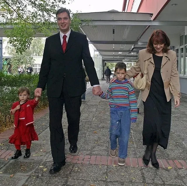 武契奇罕见公开家庭照，和7岁的小儿子踢球，43岁外交官妻子惹眼（组图） - 3