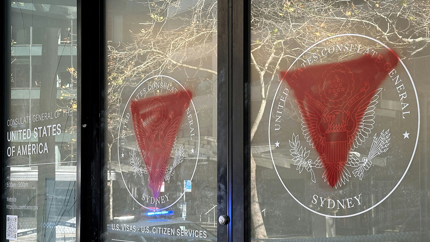 美国驻悉尼领事馆遭涂鸦破坏！澳媒：疑亲巴勒斯坦者喷漆抗议（组图） - 2