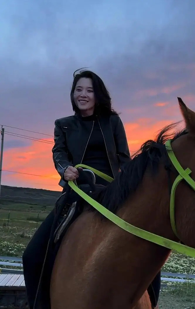 太甜了！汪峰森林北新疆骑马，森林北牵着汪峰，回眸一笑好浪漫（组图） - 3