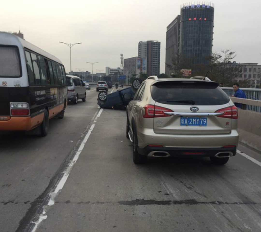 上海一49岁男子开斗气车，故意变道急刹造成事故被行拘（组图） - 17