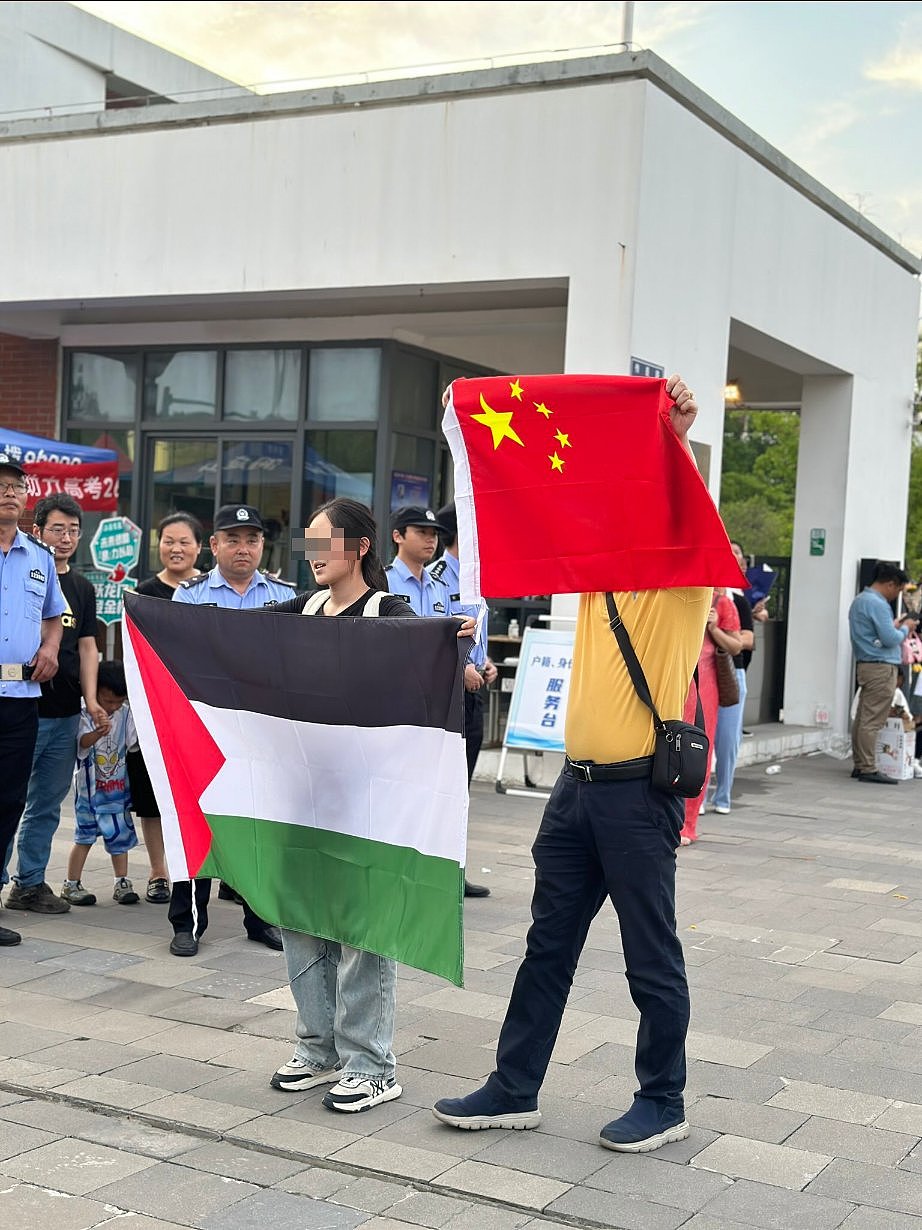 中国大学入学考完，多名考生秀巴勒斯坦国旗声援（图） - 1
