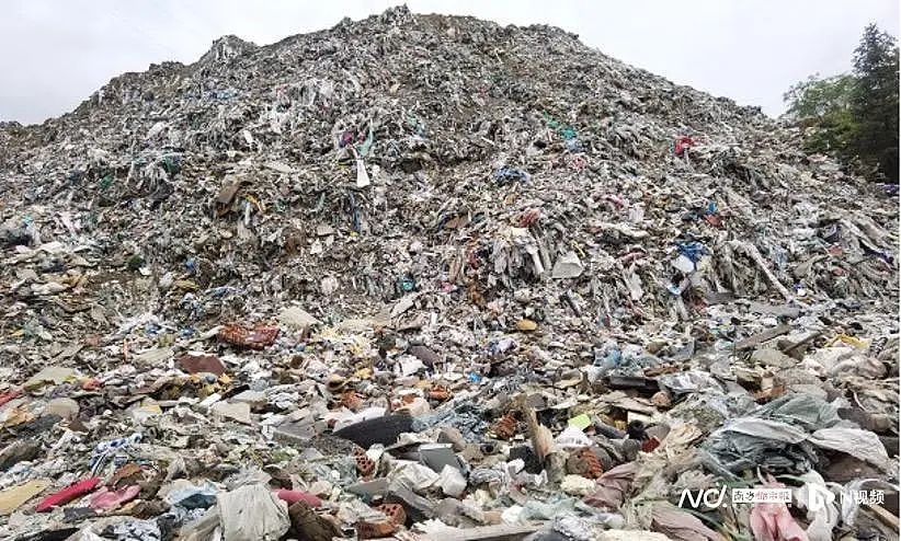 “啥都往这儿堆！”垃圾堆成十几米高的“山”，中国多地发现“跨省倒垃圾”（组图） - 1