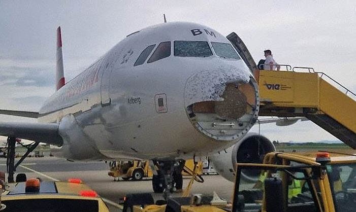 恐怖120秒！冰雹突袭客机，前舱玻璃碎裂，机鼻被砸掉，警报炸响，乘客吓疯（组图） - 4