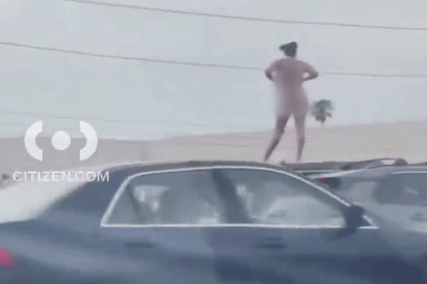 辣眼睛！女子“全裸”爬上车顶，双手叉腰被警追视频画面曝（视频/图） - 1