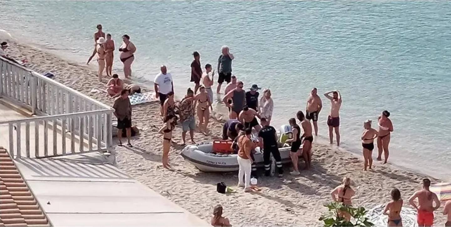 43岁中国女游客希腊玩滑翔伞堕海亡！目击者：绳索将她拉入水中（组图） - 1