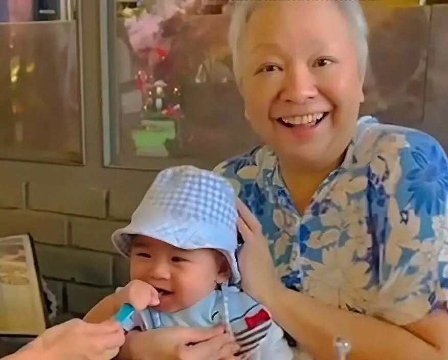 网友直呼认不出！66岁香港知名女星患乳腺癌，不做乳房重建手术，满头白发显沧桑（组图） - 6