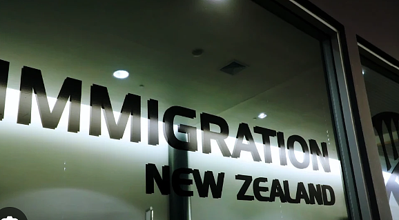 1.2万人抢500个名额！新西兰华人父母团聚移民中签：“堪比中彩票”！  53%新西兰离境公民来澳洲（组图） - 6