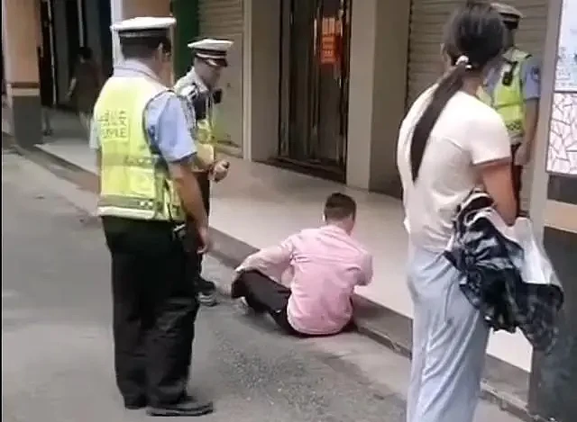 男子疑被交警喷辣椒水后抬走，当地回应（视频/组图） - 1
