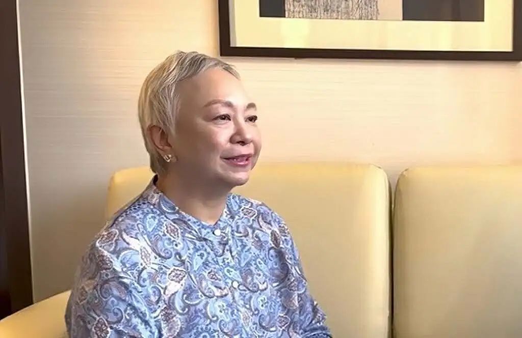 网友直呼认不出！66岁香港知名女星患乳腺癌，不做乳房重建手术，满头白发显沧桑（组图） - 2