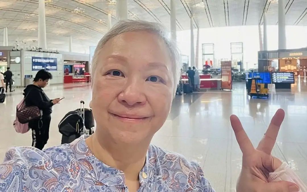 网友直呼认不出！66岁香港知名女星患乳腺癌，不做乳房重建手术，满头白发显沧桑（组图） - 3