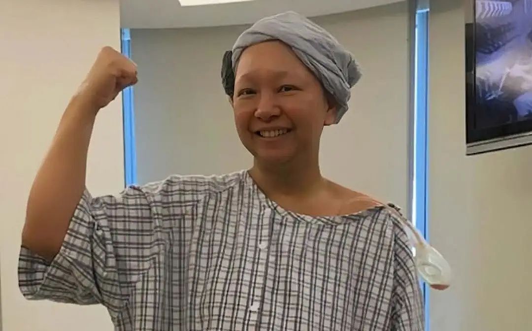 网友直呼认不出！66岁香港知名女星患乳腺癌，不做乳房重建手术，满头白发显沧桑（组图） - 7