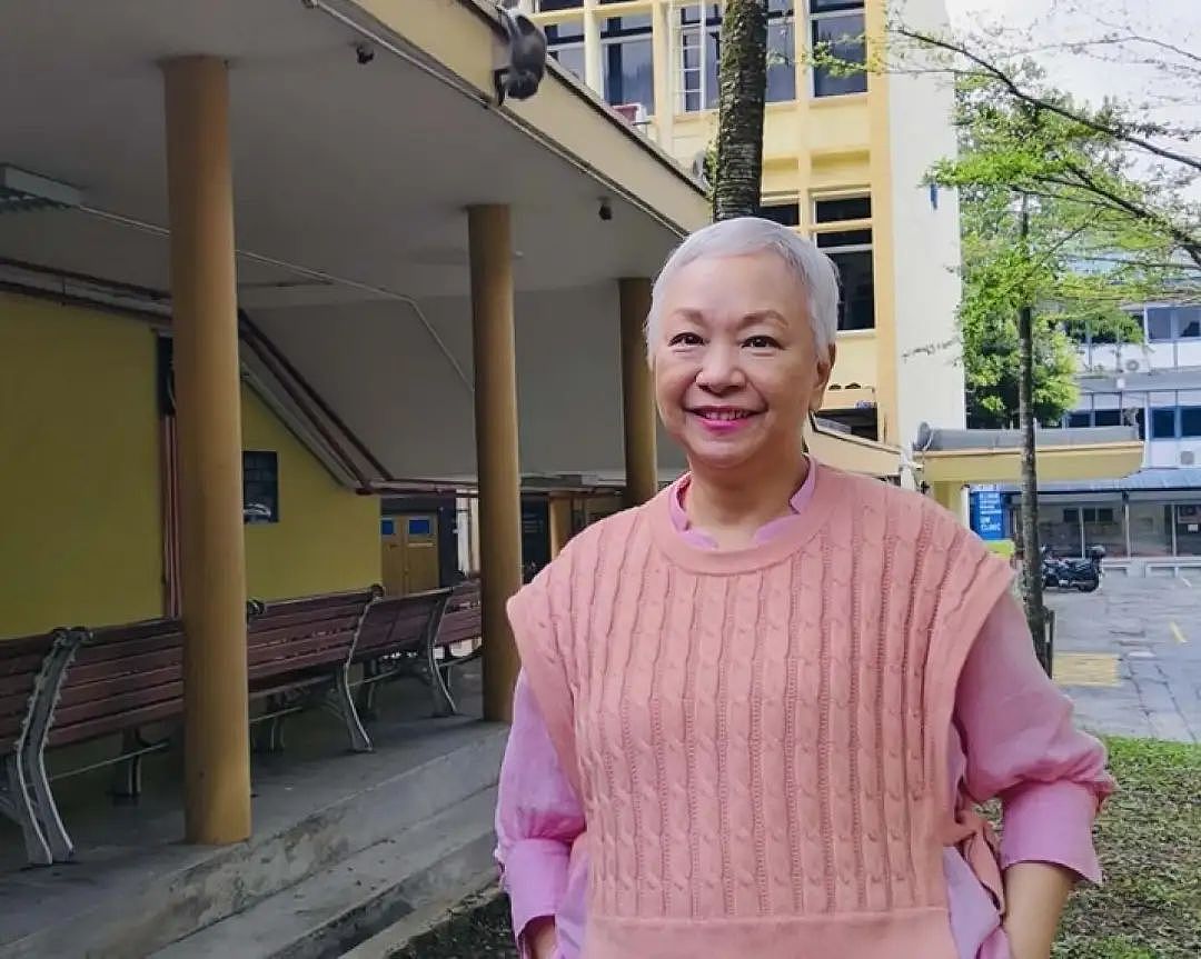 网友直呼认不出！66岁香港知名女星患乳腺癌，不做乳房重建手术，满头白发显沧桑（组图） - 4