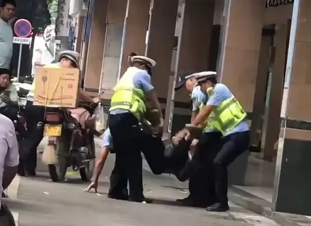 男子疑被交警喷辣椒水后抬走，当地回应（视频/组图） - 2