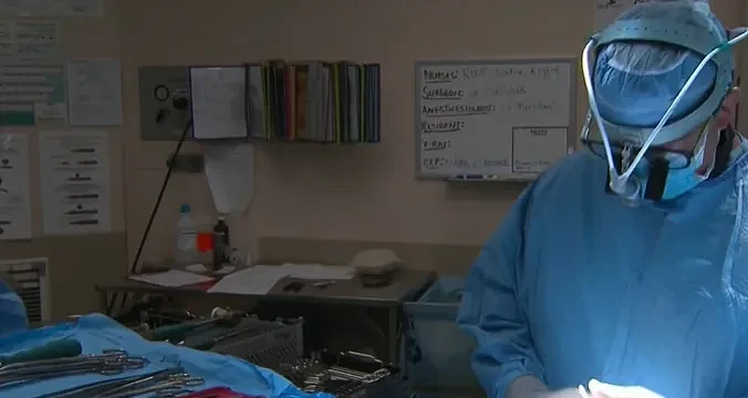 加国8岁女童切扁桃体，疯狂呕血+脖子开洞！15分钟检查花1小时！华人做肠镜被捅窟窿...（组图） - 8