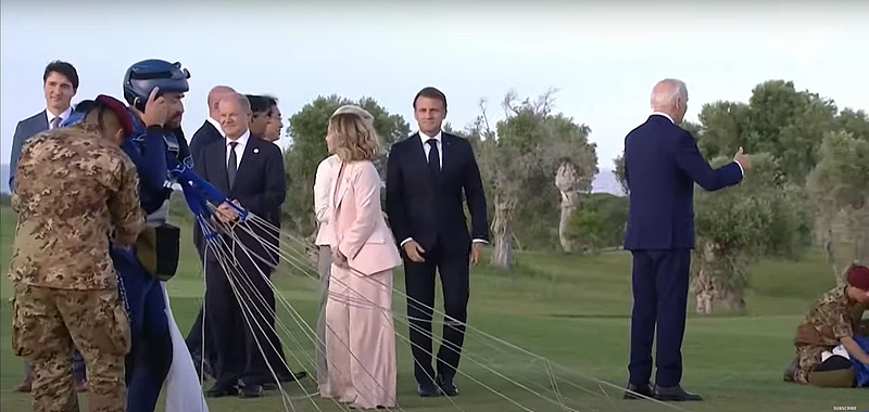 拜登G7峰会恍神乱走、对空气比赞，义总理急忙拉回（视频/组图） - 2