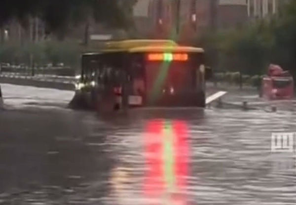 哈尔滨暴雨“公车变船”！积水如海浪猛打车窗，乘客：如乘风破浪（组图） - 1