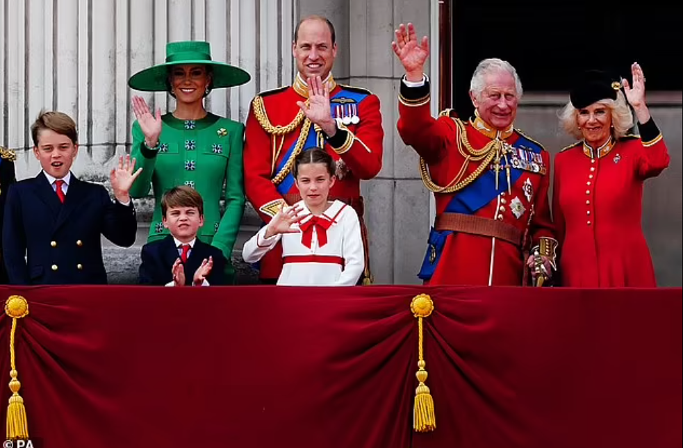 视频曝光！英国凯特王妃接受癌症手术后首次公开露面，与王室成员一同参加游行，向民众挥手致意（视频/组图） - 4