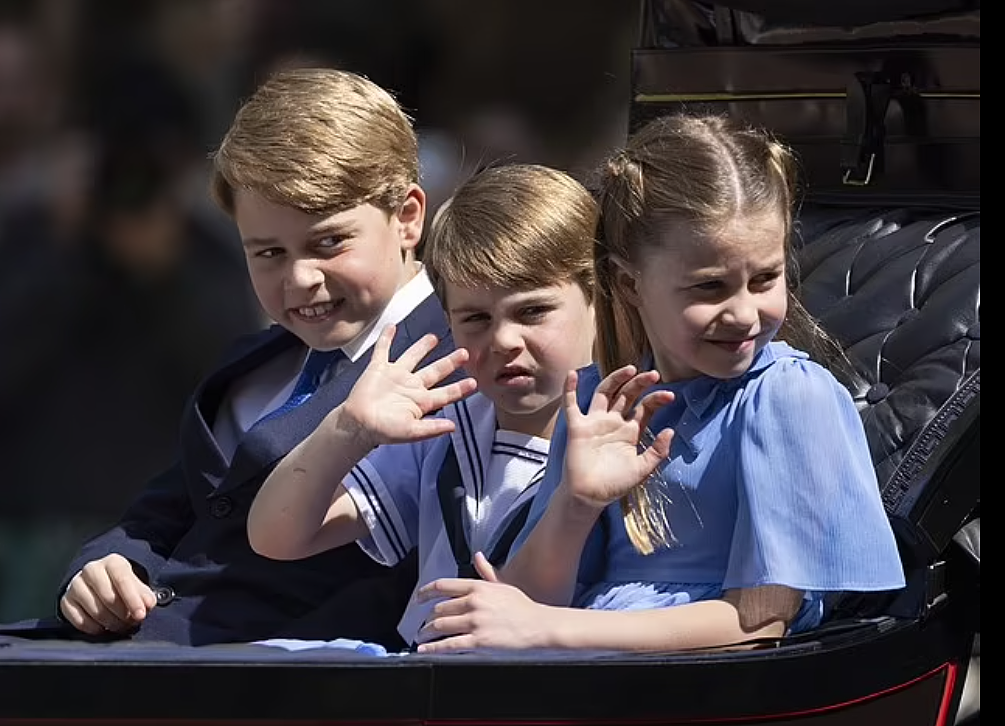 视频曝光！英国凯特王妃接受癌症手术后首次公开露面，与王室成员一同参加游行，向民众挥手致意（视频/组图） - 3
