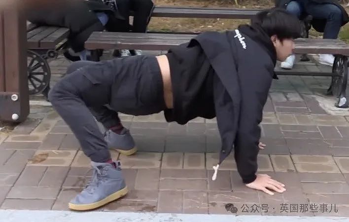 超柔韧韩国小哥：手腕能拧360°、回头不用动身体！路人看呆：橡胶成精啊？（组图） - 17