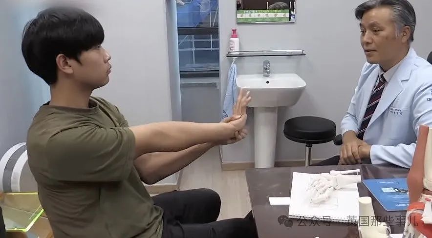 超柔韧韩国小哥：手腕能拧360°、回头不用动身体！路人看呆：橡胶成精啊？（组图） - 25