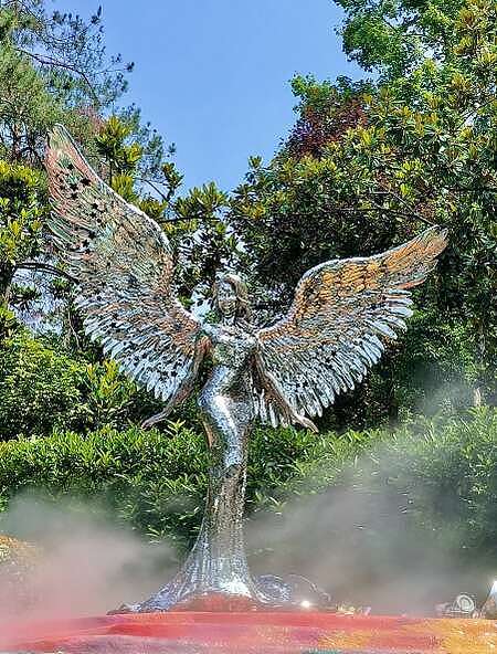李玟雕像在武汉揭幕，银光闪闪美如天使，86岁母亲戴黑手套现身（组图） - 4