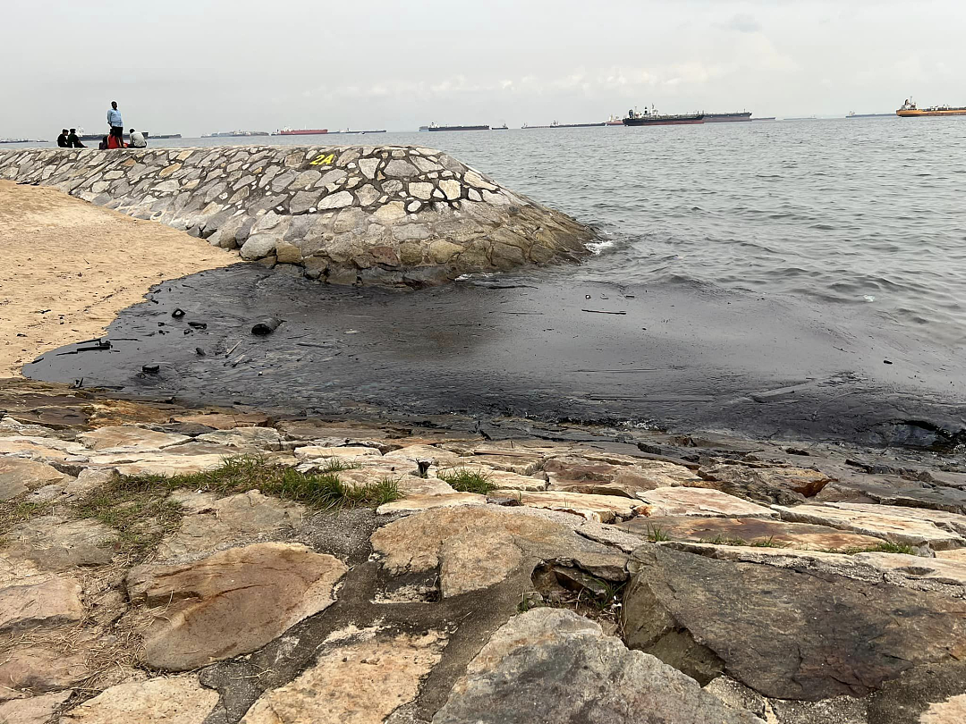 新加坡燃油泄露宛如末日：沙滩变废土、海水成黑油、人们头疼咳嗽撤离…（组图） - 11