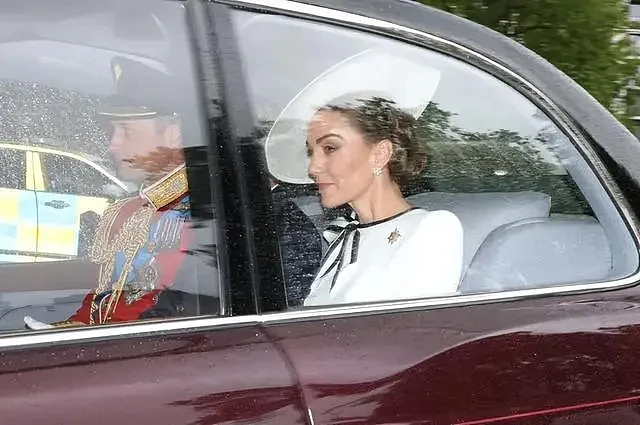 凯特王妃穿白衣现身！棱角分明表情严肃，9岁夏公主坐在爸爸对面（组图） - 1