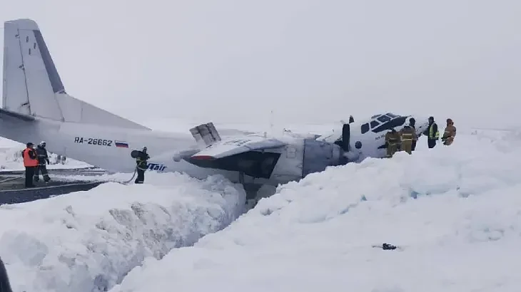 俄罗斯一架安-26型飞机在北极地区迫降，机身断成两截，机上所有人员均奇迹生还。翻摄X@Utair
