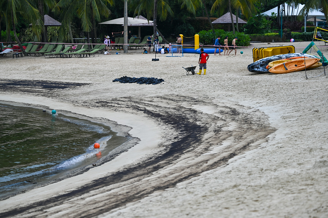 新加坡燃油泄露宛如末日：沙滩变废土、海水成黑油、人们头疼咳嗽撤离…（组图） - 41